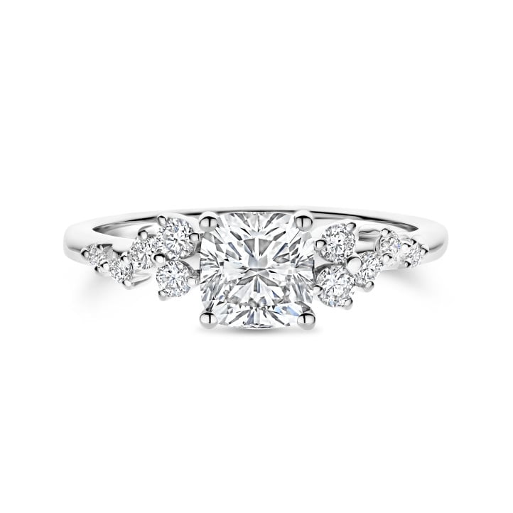 Anillo solitario tipo cluster 1.20 ct en oro blanco con diamante corte cojín