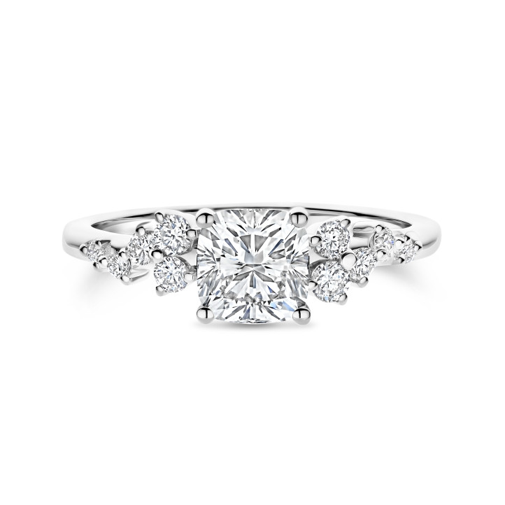 Anillo solitario tipo cluster 1.50 ct en oro blanco con diamante corte cojín