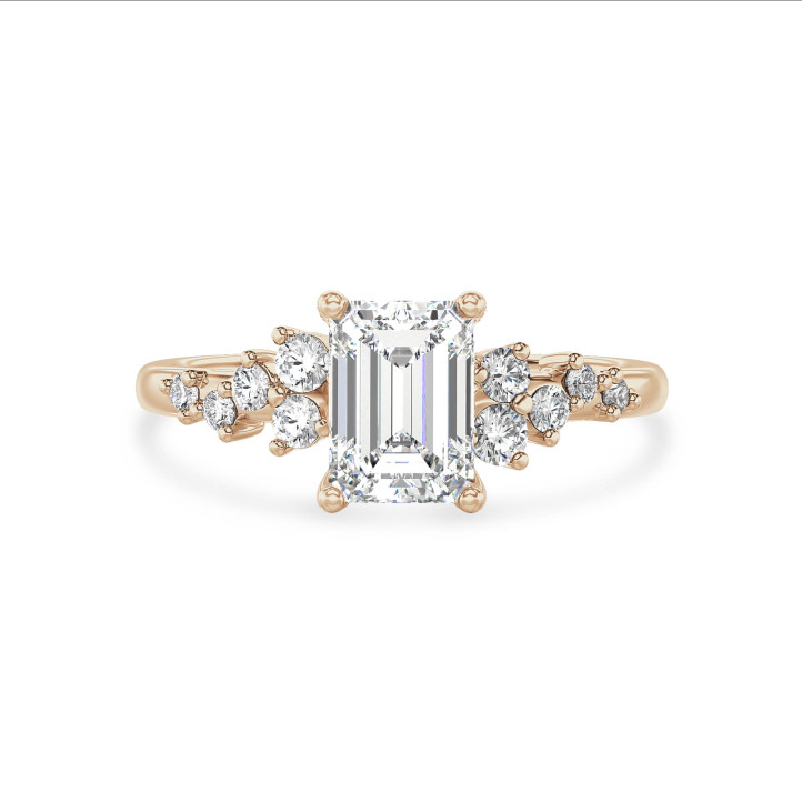 Anillo solitario tipo cluster 1.20 ct en oro amarillo con diamante corte esmeralda