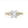 Anillo solitario tipo cluster 2.00 ct en oro rojo con diamante corte esmeralda