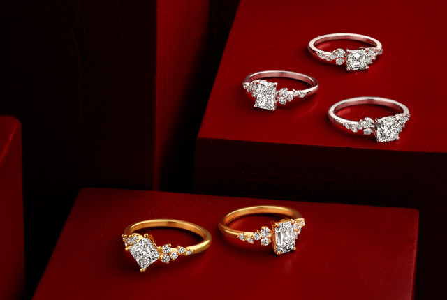 Anillos cluster de oro blanco y amarillo con diamantes talla esmeralda y halo de brillantes