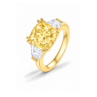 Anillo de trilogía hecho a medida con un diamante amarillo de talla cojín