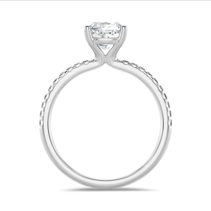 1.00 carats bague solitaire avec un diamant synthétique coussin en or blanc avec diamants synthétiques sur les côtés