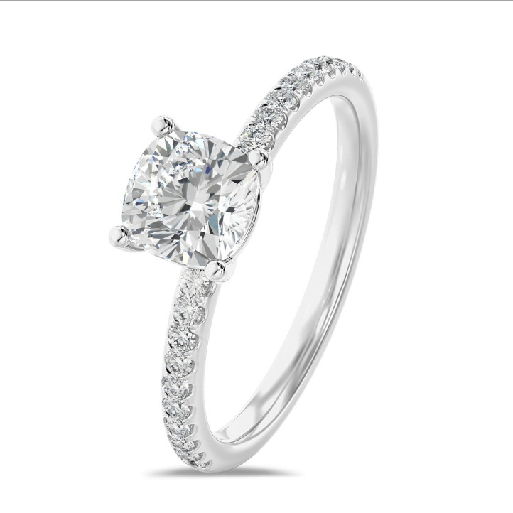 3.00 carats bague solitaire avec un diamant synthétique coussin en or blanc avec diamants synthétiques sur les côtés
