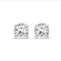 3.00 carats Boucles d'oreilles en or blanc avec diamant synthétique coussin solitaire