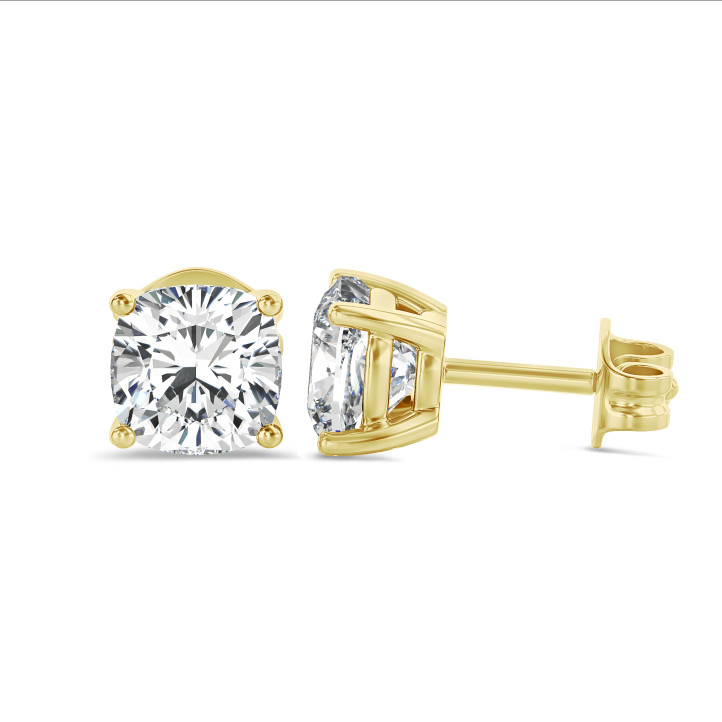 4.00 carats Boucles d'oreilles en or jaune avec diamant synthétique coussin solitaire