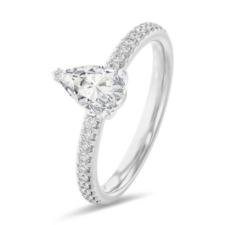 1.00 carats bague solitaire avec un diamant de laboratoire poire en or blanc avec diamants de laboratoire sur les côtés