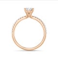 1.00 carats bague solitaire avec un diamant de laboratoire poire en or rouge avec diamants de laboratoire sur les côtés