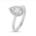 1.50 carats bague solitaire de type auréole avec un diamant de laboratoire poire en or blanc avec diamants de laboratoire ronds
