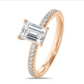 3.00 carats bague solitaire avec un diamant de laboratoire émeraude en or rouge avec diamants de laboratoire sur les côtés