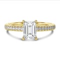1.00 carats bague solitaire avec un diamant de laboratoire émeraude en or jaune avec diamants de laboratoire sur les côtés