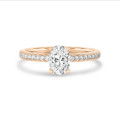 1.20 carats bague solitaire avec un diamant de laboratoire ovale en or rouge avec diamants de laboratoire sur les côtés