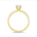 2.00 carats bague solitaire avec un diamant de laboratoire ovale en or jaune avec diamants de laboratoire sur les côtés