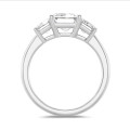 4.40 carat Bague trilogie en or blanc avec des diamants de laboratoire émeraude