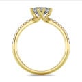 3.00 carat bague solitaire en or jaune avec diamants de laboratoire sur les côtés