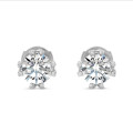 2.00 carats boucles d'oreilles solitaires en or blanc avec huit griffes
