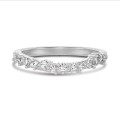 0.12 carat alliance en grappe avec des diamants synthétiques ronds en or blanc