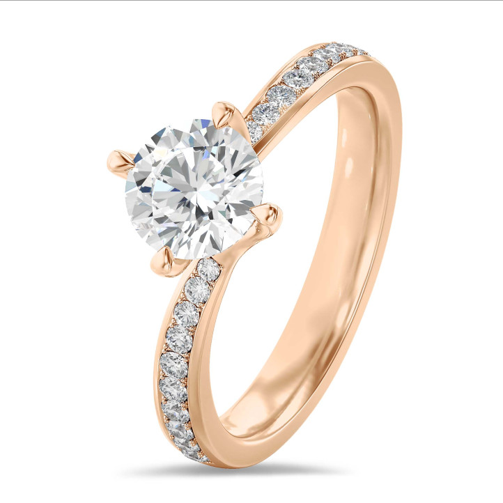1.00 carat bague solitaire en or rouge avec diamant de laboratoire rond et diamants de laboratoire sur les côtés