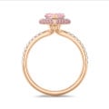 1.20 carat bague solitaire auréole blanche avec auréale rose latérale et diamant synthétique poire rose et diamants synthétiques sur les côtés en or rouge