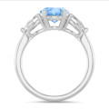Bague trilogie inédite en or blanc avec un diamant ovale bleu Fancy Intense-Vivid de 2.00 carats et des diamants en forme de poire de 0.30 carat chacun. 