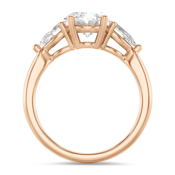 Bague trilogie en or rouge avec un diamant ovale de 3.00 carats et deux diamants en forme de poire de 0.35 carat chacun.