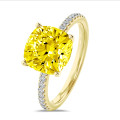3.00 carat bague solitaire en or jaune avec un diamant synthétique jaune coussin et diamants synthétiques sur les côtés