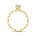 5.00 carats bague solitaire avec un diamant synthétique poire en or jaune avec diamants synthétiques sur les côtés
