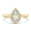 5.00 carats bague solitaire de type auréole avec un diamant synthétique poire en or jaune avec diamants synthétiques ronds