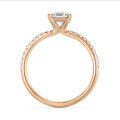 1.20 carats bague solitaire avec un diamant synthétique taille asscher en or rouge et diamants synthétiques sur les côtés