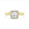 2.50 carats bague solitaire de type auréole avec un diamant synthétique taille asscher en or jaune et diamants synthétiques ronds
