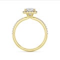 2.50 carats bague solitaire de type auréole avec un diamant synthétique taille asscher en or jaune et diamants synthétiques ronds