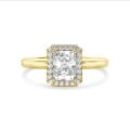 2.50 carat bague solitaire de type auréole avec un diamant de taille radiant synthétique en or jaune et diamants synthétiques ronds