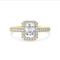 1.00 carat bague solitaire de type auréole avec un diamant de taille radiant synthétique en or jaune et diamants synthétiques ronds