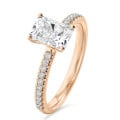 1.50 carat bague solitaire avec un diamant de taille radiant synthétique en or rouge et diamants synthétiques sur les côtés