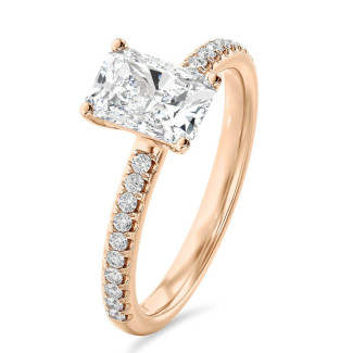 5.00 carat bague solitaire avec un diamant de taille radiant synthétique en or rouge et diamants synthétiques sur les côtés