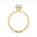 1.00 carats bague solitaire avec un diamant synthétique taille asscher et un halo caché en or jaune