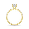3.00 carats bague solitaire avec un diamant synthétique taille asscher et un halo caché en or jaune