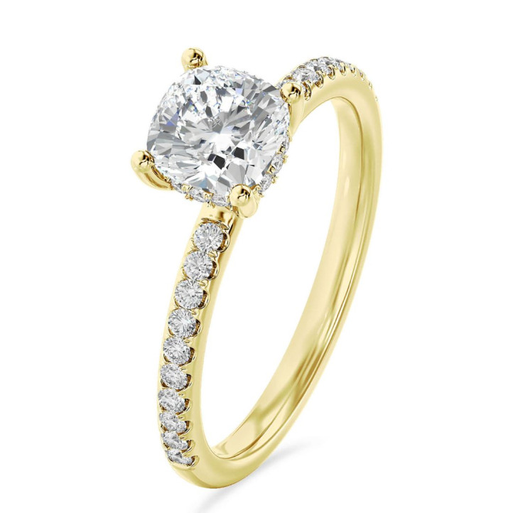 2.50 carats bague solitaire avec un diamant synthétique coussin et un halo caché en or jaune