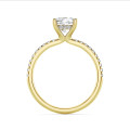 5.00 carats bague solitaire avec un diamant synthétique coussin et un halo caché en or jaune