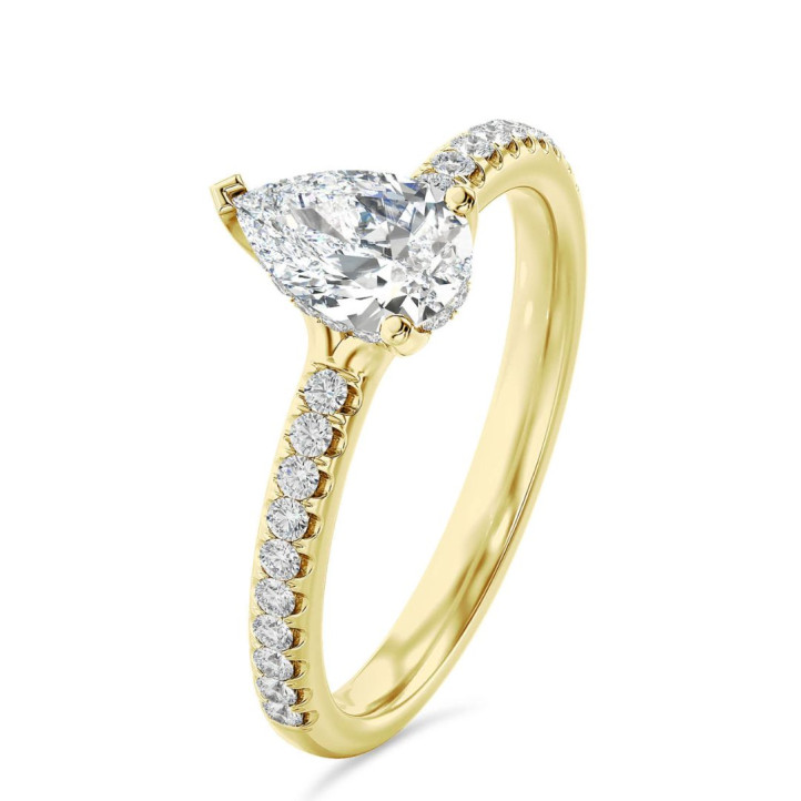 2.50 carats bague solitaire avec un diamant synthétique poire et un halo caché en or jaune