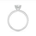 2.00 carats bague solitaire avec un diamant synthétique princess et un halo caché en or blanc