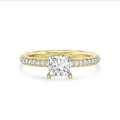 1.00 carats bague solitaire avec un diamant synthétique princess et un halo caché en or jaune