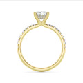 5.00 carats bague solitaire avec un diamant synthétique princess et un halo caché en or jaune