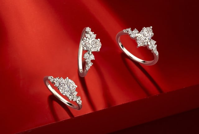 Trois bagues de fiançailles en or blanc, pavées de diamants synthétiques taille brillant