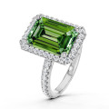 Bague solitaire halo 2,00 carats avec un diamant émeraude Fancy Vivid Green de synthèse en or blanc, sertie de diamants latéraux.