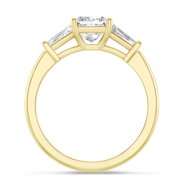 Bagues - 2.00 carat Bague trilogie en or jaune avec un diamant de laboratoire princesse et deux diamants de laboratoire baguettes de forme conique
