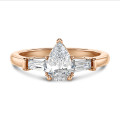 2.00 carat bague trilogie en or rouge avec un diamant de laboratoire poire et deux diamants de laboratoire baguettes de forme conique