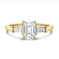 2.00 carat Bague trilogie en or jaune avec un diamant de laboratoire émeraude et deux diamants de laboratoire baguettes de forme conique