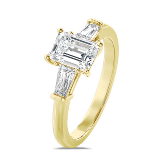 2.00 carat Bague trilogie en or jaune avec un diamant de laboratoire émeraude et deux diamants de laboratoire baguettes de forme conique