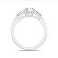 2.00 carat Bague trilogie en or blanc avec un diamant de laboratoire rond et deux diamants de laboratoire baguettes de forme conique
